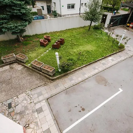 Vikendica Pi House *